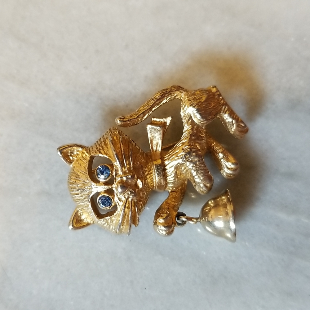 Vintage Gold Tone Kitty Cat Blue Eyed Aquamarine Rhinestone with Bell Br…